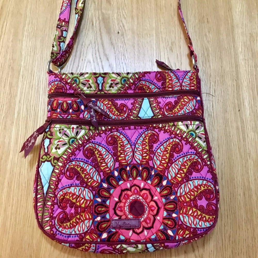 VERA BRADLEY Resort Medallion Triple Zip Hipster